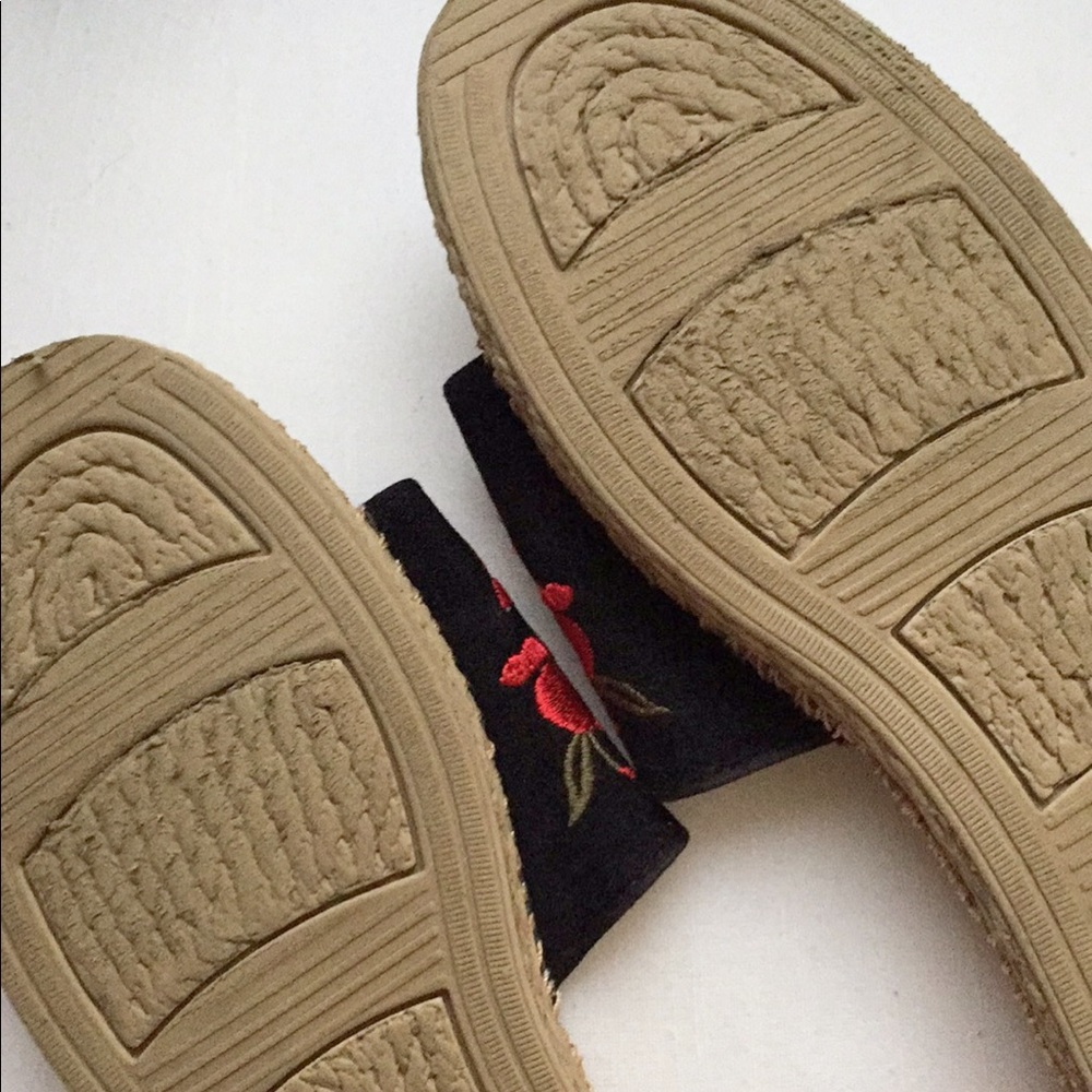 Floral Rose Embroidered Rope Slides - Picture 2 of 2